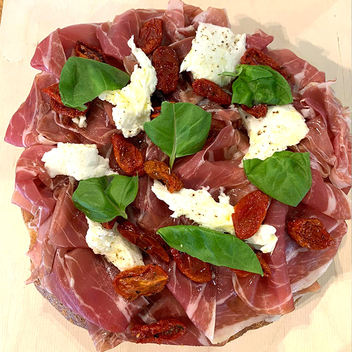 F23-CRUDO DI PARMA 24 MESI, MOZZARELLA DI BUFALA CAMPANA DOP E POMODORINI CONFIT